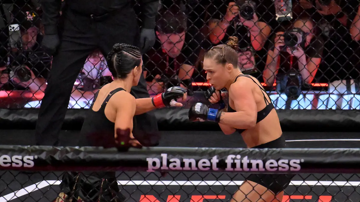 May-16-2026-Los-Angeles-California-USA-Ronda-Rousey-blue-gloves-fights-Gina-Carano-red-gloves-in-a-women-s-featherweight-bout-at-Intuit-Dome