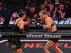 May 16 2026 Los Angeles California USA Ronda Rousey Blue Gloves Fights Gina Carano Red Gloves In A Women S Featherweight Bout At Intuit Dome