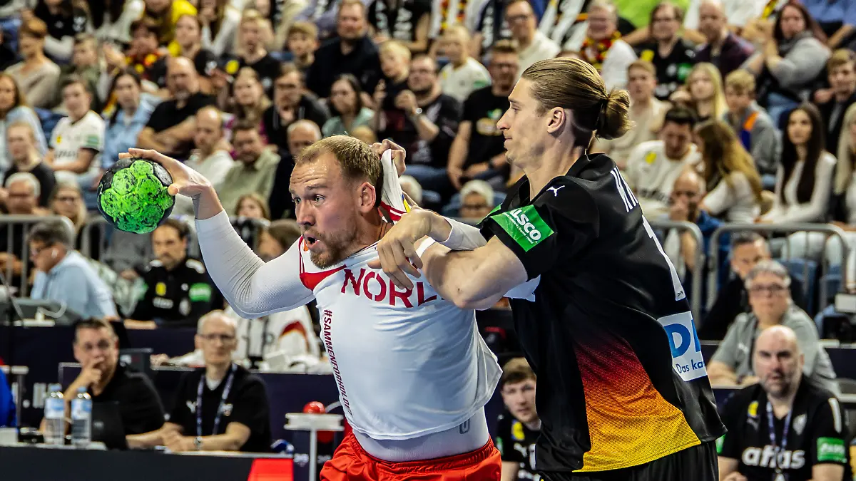 Simon-Bogetoft-Pytlick-Daenemark-43-vs-Juri-Knorr-Deutschland-15-GER-Deutschland-GER-vs-Daenemark-DEN-Handball-Laenderspiel-Herren-Spielzeit-2025-2026-17-05