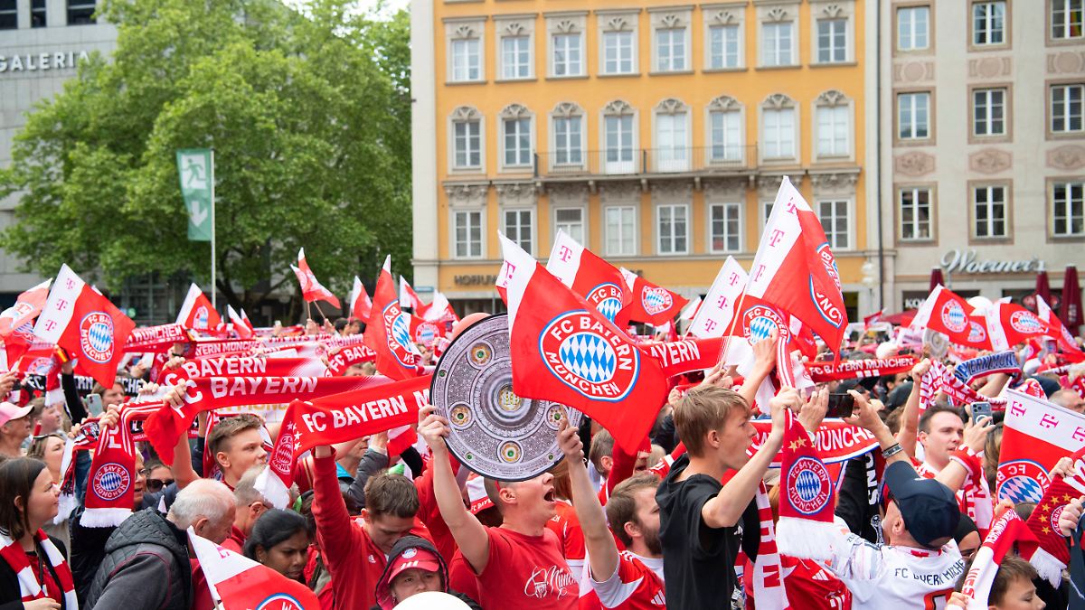 Banner wandert über Fans hinweg: Rivale foppt Bayern-Fans bei Meisterparty mit Riesen-Beleidigung