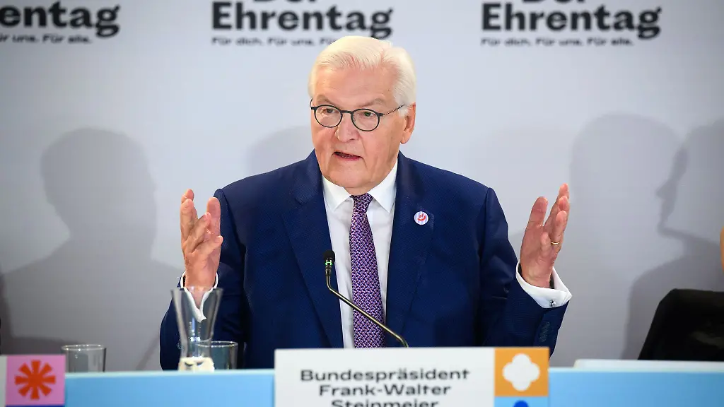 Bundespraesident-Steinmeier-kommt-im-Rahmen-seiner-Grundgesetz-Mitmachaktion-Ehrentag-nach-Dorsten