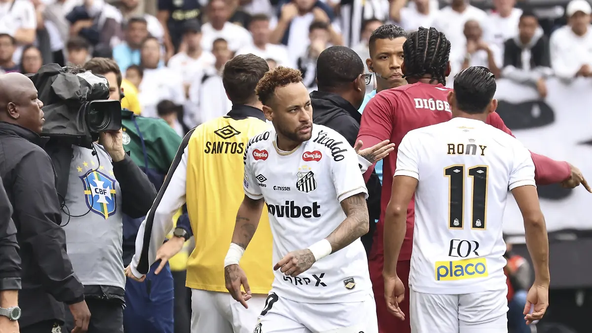 May-17-2026-Sao-Paulo-Sao-Paulo-Brasil-Sao-Paulo-SP-05-17-2026-A-a-a-Santos-Coritiba-Brazilian-Championship-A-a-a-Neymar-leaves-the-game-after-the-board-goes-up-by-mistake-in-the-match-between-Santos-against-Coritiba-valid-for-the-16th-round-of-the-Brazilian-Championship-at-Neo-Quimica-Arena-this-Sunday-17-Credit-Image-A-Leco-Viana-TheNEWS2-via-ZUMA-Press-Wire