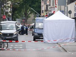 Polizei nimmt Teenager fest: 19-Jähriger liegt tot in Blutlache vor Frankfurter Parkhaus