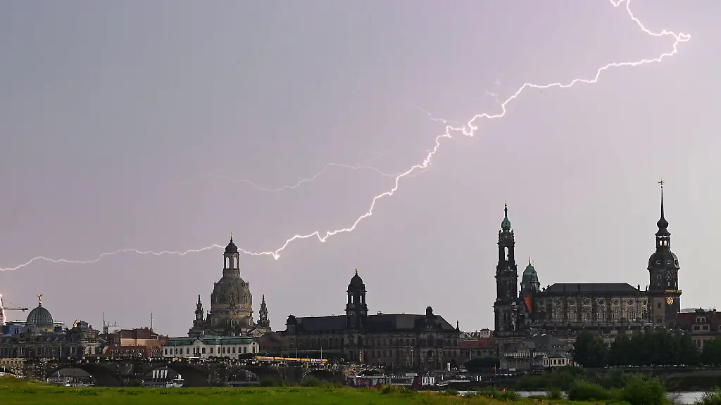 Ein-Blitz-zuckt-ueber-die-Altstadt-in-Dresden-Im-Laufe-der-Woche-soll-es-immer-wieder-regnen-und-gewittern