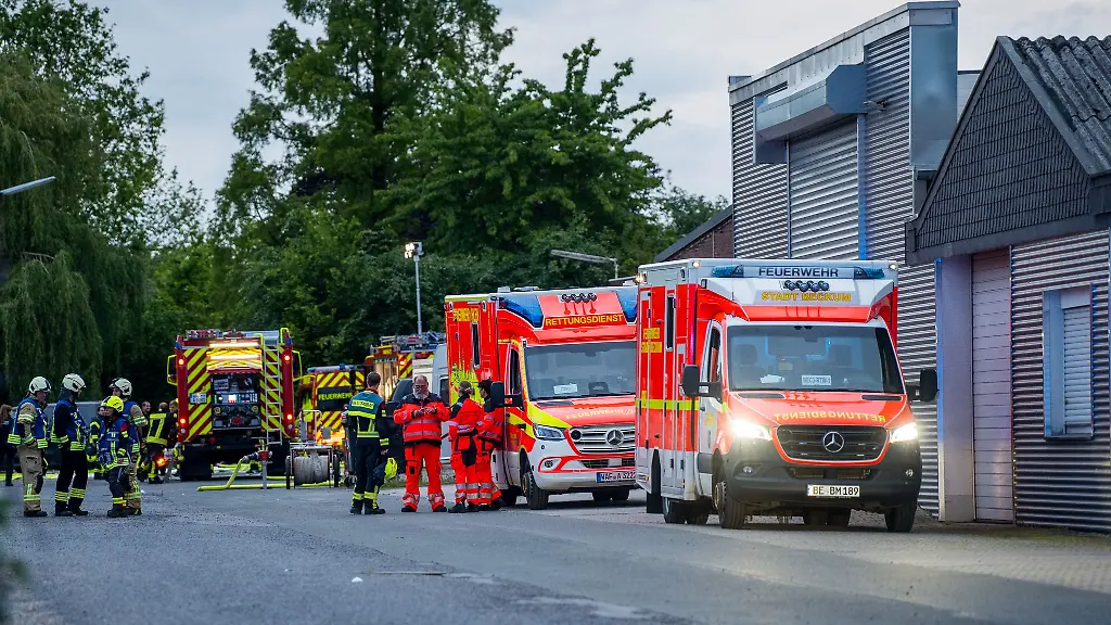 Von-Sonntagabend-bis-in-den-Morgen-waren-zahlreiche-Einsatzkraefte-vor-Ort