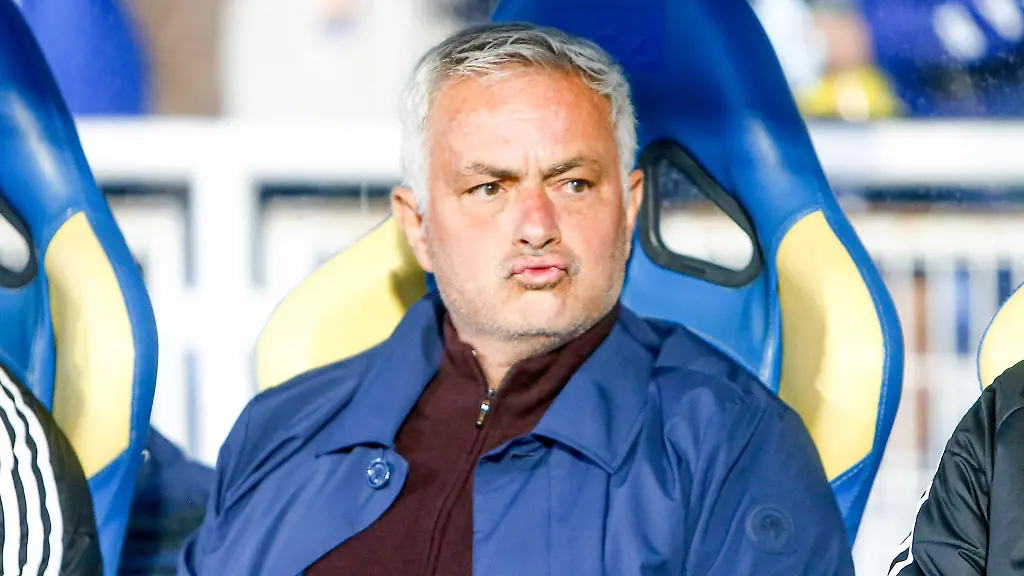 Jose-Mourinho-head-coach-of-SL-Benfica-during-the-Primeira-Liga-match-between-GD-Estoril-Praia-and-SL-Benfica-at-Estadio-Antonio-Coimbra-da-Mota-in-Estoril-Portugal-on-May-16-2026