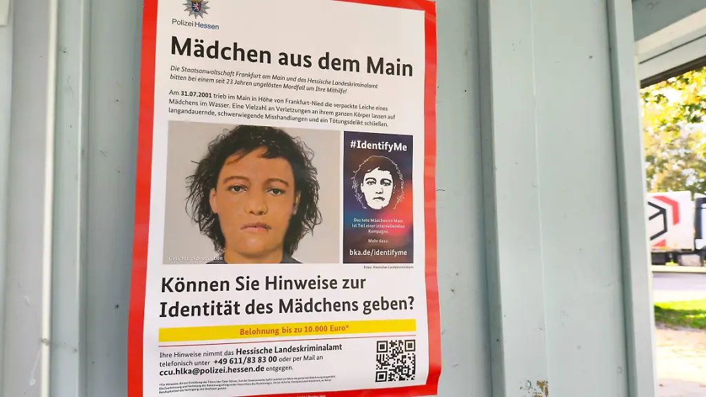 Maedchen-aus-dem-Main-Polizei-Hessen-BKA-Staatsanwaltschaft-Frankfurt-am-Main-fandet-mit-Fahndungsblatt-nach-unbekannten-Frau-vom-31-07-2001-Flugblatt-an-einer-Raststaette-mit-Belohnung-fuer-Hinweise