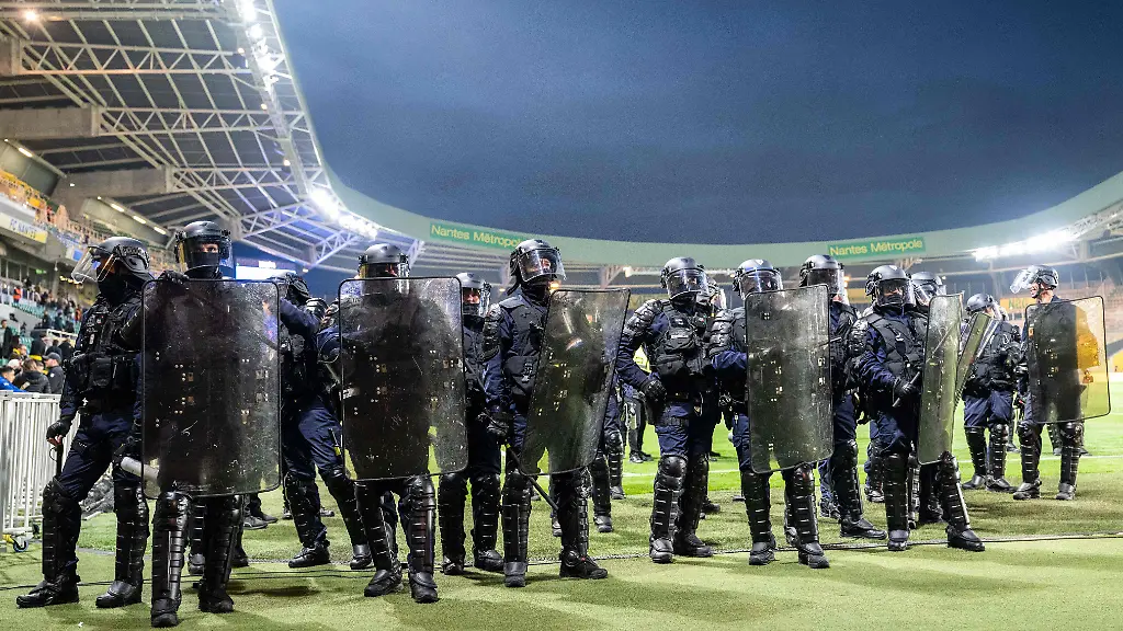 Fussball-Maenner-Ligue-1-Frankreich-34-Spieltag-FC-Nantes-FC-Toulouse-Polizisten-sichern-das-Spielfeld-nachdem-Anhaenger-des-FC-Nantes-auf-das-Spielfeld-gestuermt-sind