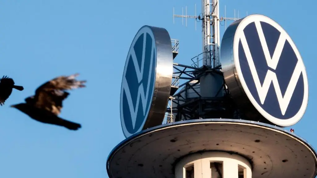 Zwei-Voegel-fliegen-am-VW-Tower-auch-bekannt-als-Telemoritz-vorbei