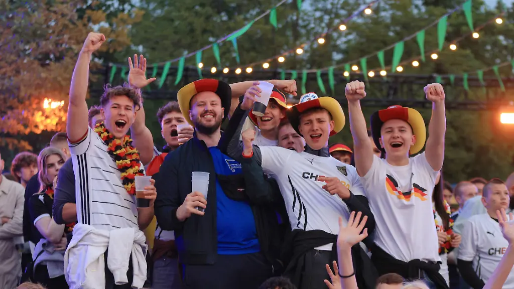 Fussball-EM-startet-Deutschland-Schottland-Deutsche-Fans-jubeln-ueber-den-Sieg-Fanzone-vor-dem-Reichstag-14-06
