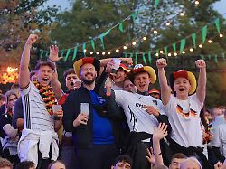 Fussball EM Startet Deutschland Schottland Deutsche Fans Jubeln Ueber Den Sieg Fanzone Vor Dem Reichstag 14 06