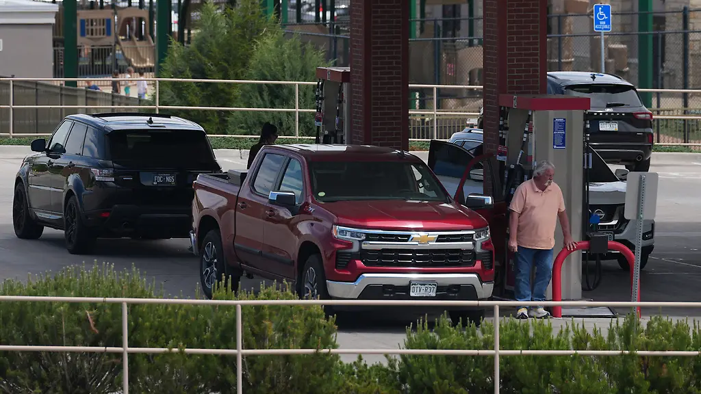 Motorists-fill-up-the-tanks-of-their-vehicles-at-a-Murphy-Express-gasoline-station-Thursday-May-14-2026-in-Centenial-Colo