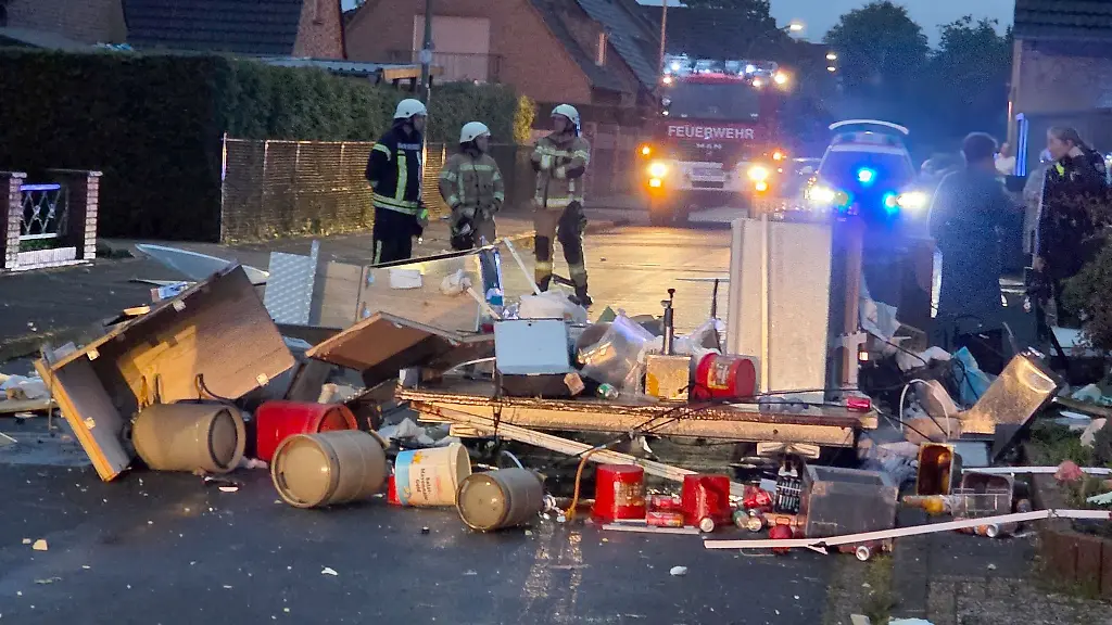 Die-Reste-eines-voellig-zerstoerten-Imbisswagens-der-am-fruehen-Morgen-in-Goch-explodiert-ist