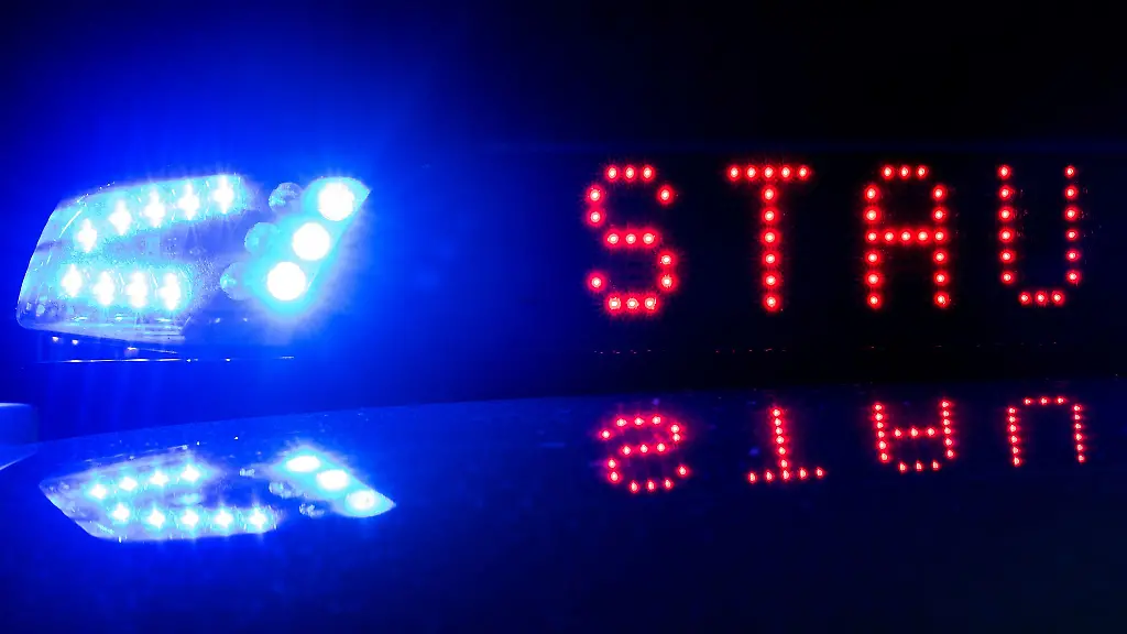 Wie-lange-die-A4-Richtung-Frankfurt-gesperrt-sein-wird-konnte-die-Polizei-zunaechst-nicht-sagen