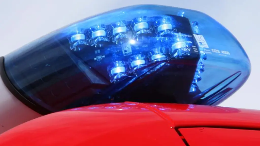 Ein-leuchtendes-LED-Blaulicht-der-Feuerwehr