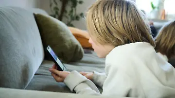 Kind mit Handy