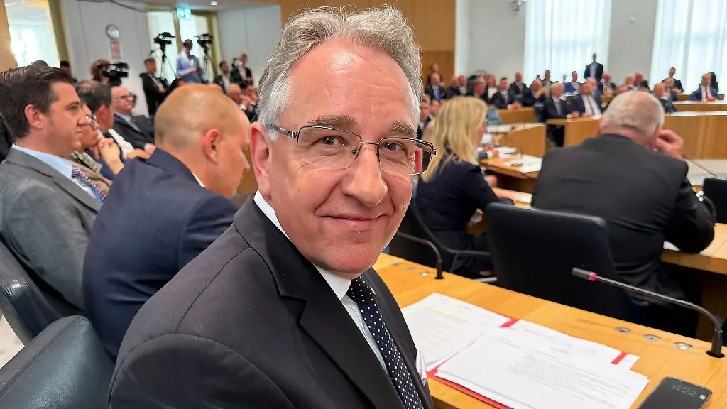 Wer-Hass-saet-Menschen-gegeneinander-ausspielt-oder-unsere-freiheitliche-Ordnung-untergraben-will-wird-auf-den-entschiedenen-Widerstand-dieses-Hauses-stossen-sagt-der-neue-Landtagspraesident-Lammert