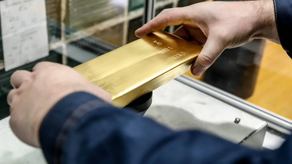 SHCHYOLKOVO-MOSCOW-REGION-RUSSIA-NOVEMBER-8-2021-Preparing-gold-bars-for-transportation-to-vaults-at-Shchyolkovo-Plant-of-Secondary-Precious-Metals-of-the-Yuzhuralzoloto-Group-of-Companies-The-enterprise-founded-in-1976-extracts-gold-ore-from-underground-and-open-pit-mines