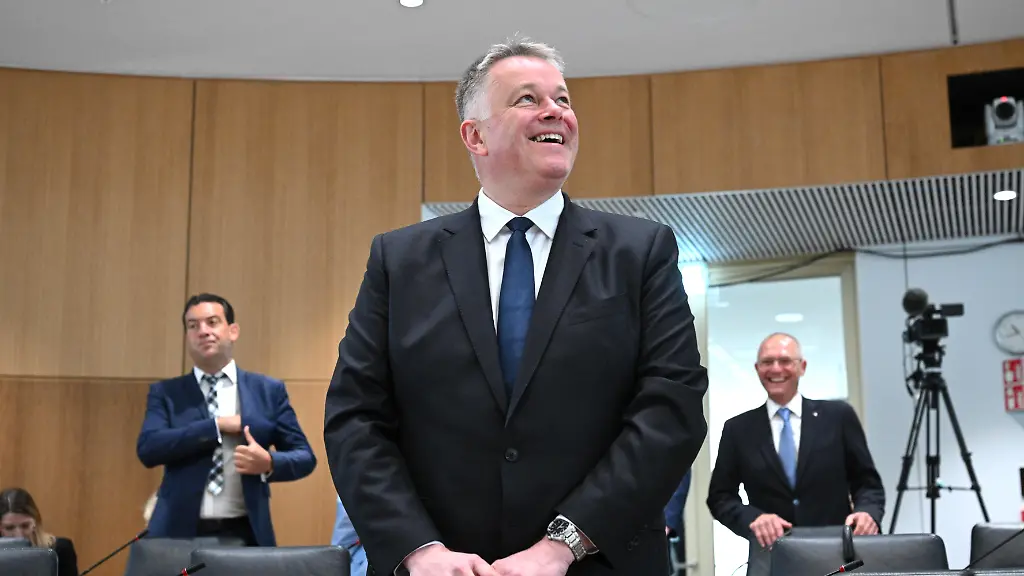 Gordon-Schnieder-M-CDU-designierter-Ministerpraesident-von-Rheinland-Pfalz-steht-zu-Beginn-der-Konstituierenden-Sitzung-des-Landtags-von-Rheinland-Pfalz-im-Plenarsaal