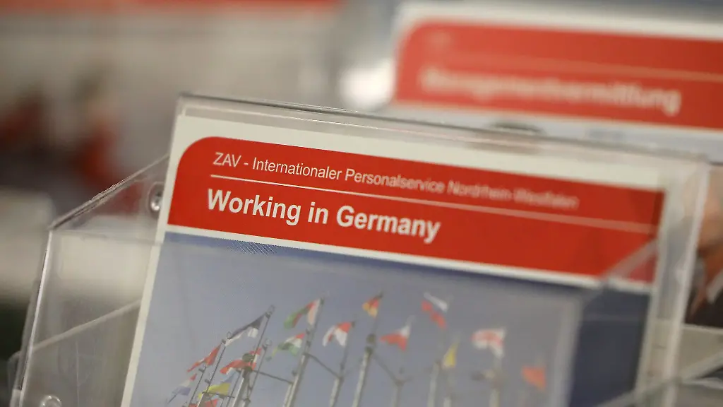 Der-Zugang-zur-Arbeit-fuer-Auslaender-wird-in-den-Regionen-innerhalb-Bayerns-einem-Gutachten-zufolge-unterschiedlich-gehandhabt-Symbolbild
