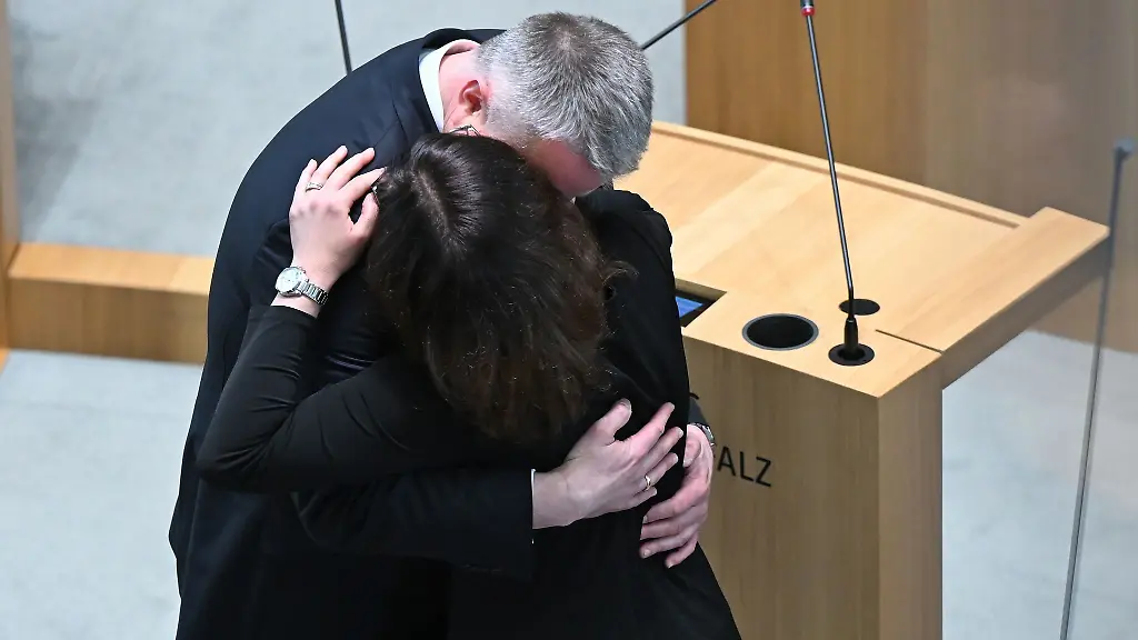 Diane-Schnieder-gratulierte-ihrem-Mann-nach-der-Vereidigung