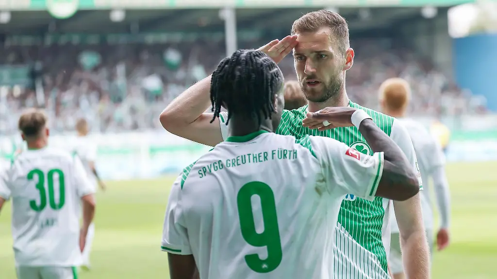 Die-Fuerther-Noel-Futkeu-und-Dennis-Srbeny-bejubeln-den-Sieg-ueber-Duesseldorf