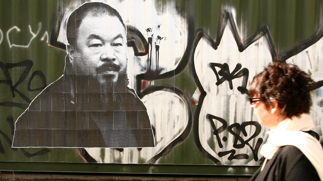 Ausdruck der Solidarität: ein Bild von Ai Weiwei an einer Wand in Berlin.