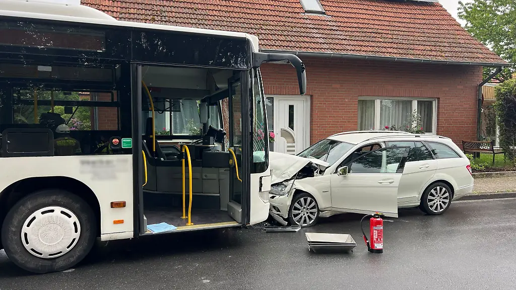 Bei-diesem-Zusammenstoss-eines-Autos-mit-einem-Schulbus-wurden-die-beiden-Fahrer-schwer-verletzt-Die-Unfallursache-muss-noch-geklaert-werden