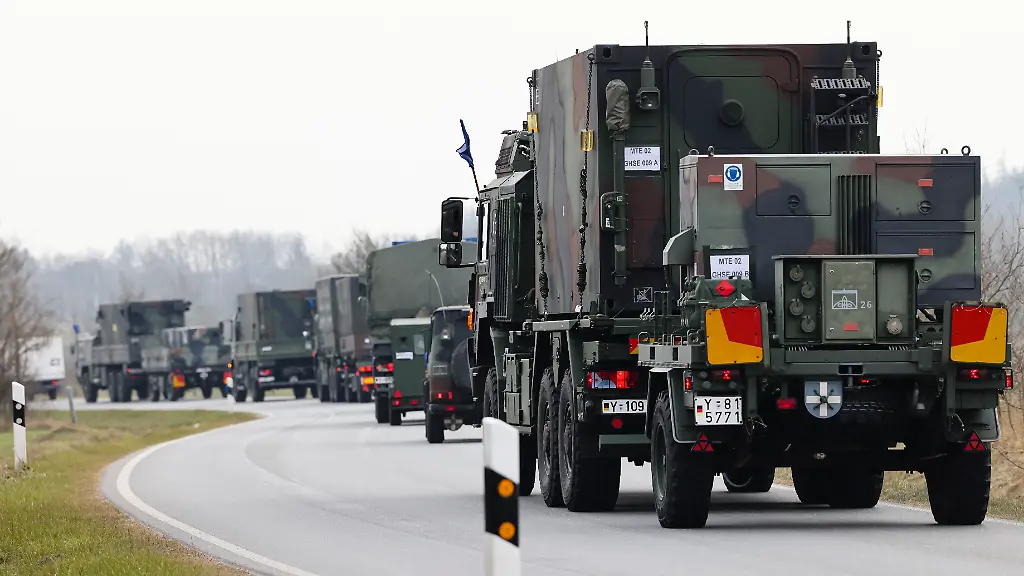 Ein-Konvoi-zum-Transport-des-Flugabwehrraketensystems-Patriot-verlaesst-das-Bundeswehr-Gelaende-der-Flugabwehrraktengruppe-26-in-Husum-Von-hier-aus-hat-die-Bundeswehr-am-16-03-2022-mit-einer-Verlegung-des-Flugabwehrraketensystems-Patriot-in-die-Slowakei-begonnen