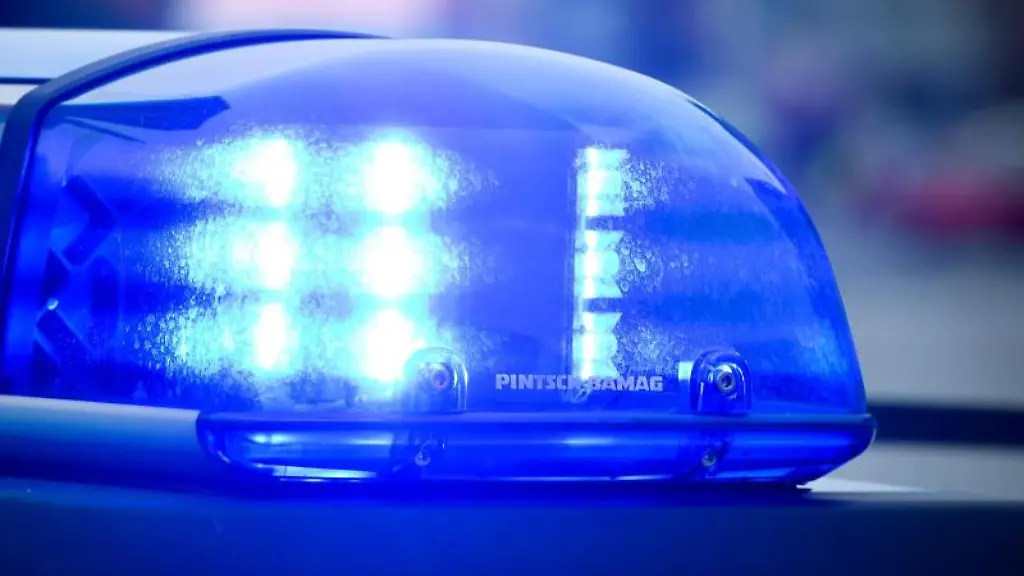 Das-Blaulicht-an-einem-Polizeiauto-leuchtet