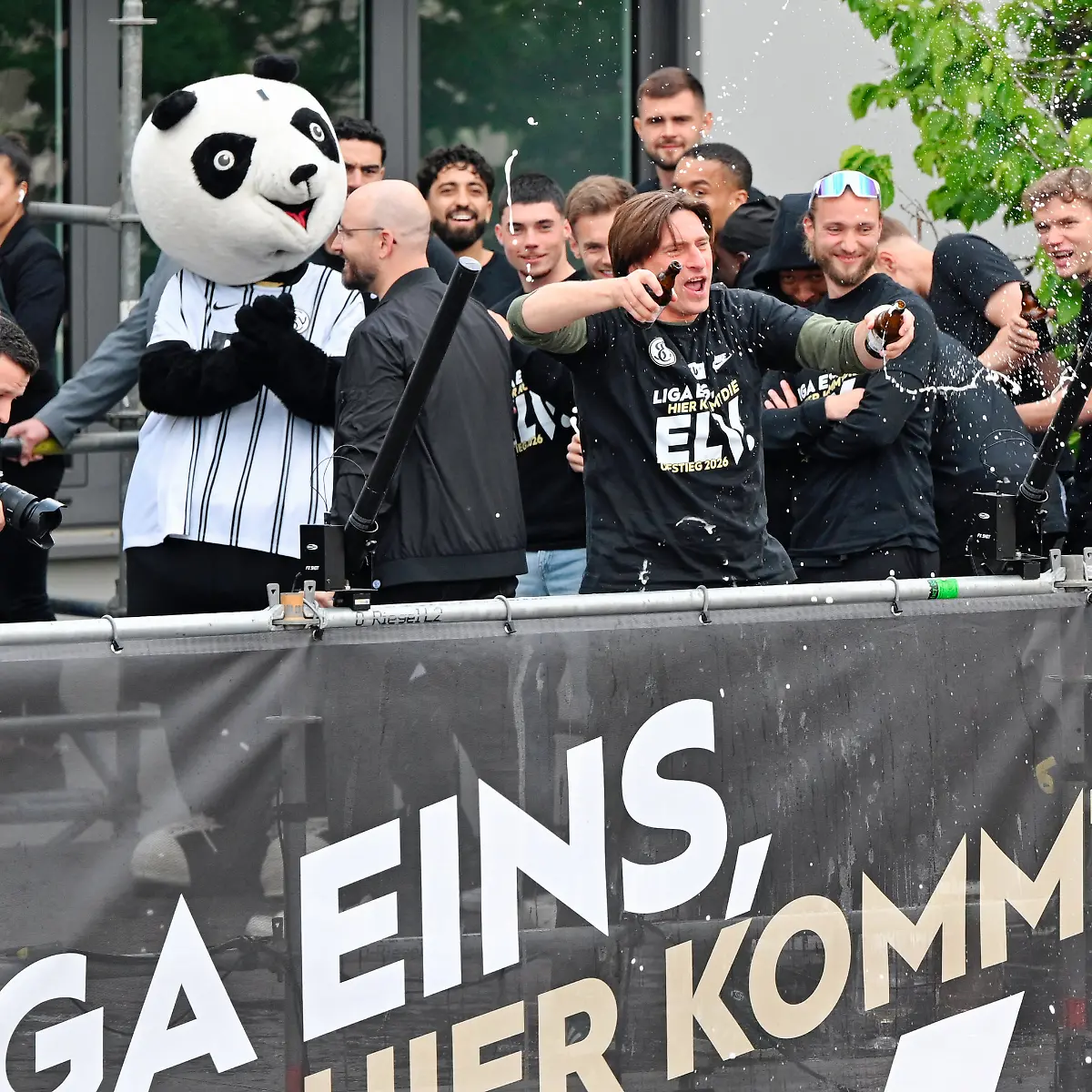 18-05-2026-Saarland-Spiesen-Elversberg-Fussball-2-Bundeliga-Feierlichkeiten-Elversberg-Marktplatz-Trainer-Vincent-Wagner-M-SV-07-Elversberg-feiert-mit-der-Mannschaft-und-den-Fans-den-Aufstieg-in-die-Bundesliga-Foto-Uwe-Anspach-dpa-WICHTIGER-HINWEIS-Gemaess-den-Vorgaben-der-DFL-Deutsche-Fussball-Liga-bzw-des-DFB-Deutscher-Fussball-Bund-ist-es-untersagt-in-dem-Stadion-und-oder-vom-Spiel-angefertigte-Fotoaufnahmen-in-Form-von-Sequenzbildern-und-oder-videoaehnlichen-Fotostrecken-zu-verwerten-bzw-verwerten-zu-lassen
