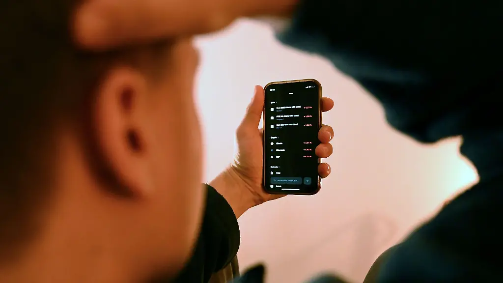 Trading-Apps-liegen-im-Trend-Wer-dabei-vor-allem-den-Nervenkitzel-durch-schnelle-Gewinne-oder-Spekulationen-sucht-kann-aber-suchtaehnliches-Verhalten-entwickeln