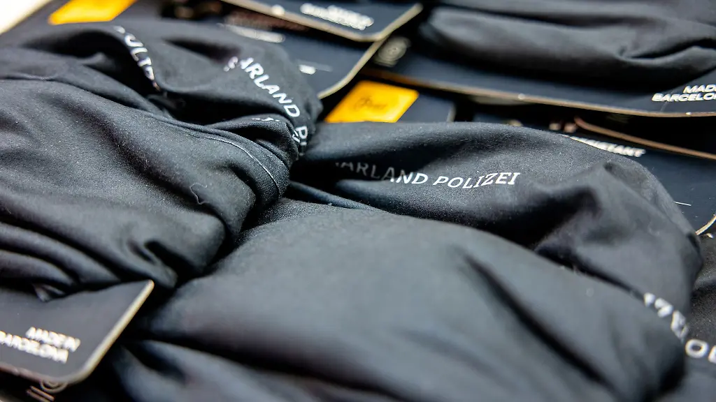 Anders-als-bei-der-saarlaendischen-Polizei-gehoert-ein-Schnittschutzschal-nicht-zur-Ausruestung-der-thueringischen-Polizei