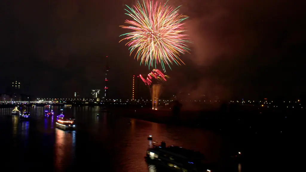 Das-japanisches-Feuerwerk-erhellt-den-Nachthimmel-ueber-dem-Rhein