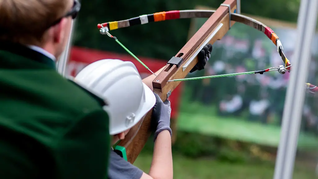 Nur-Jungen-duerfen-beim-Kinderschuetzenfest-mit-der-Armbrust-schiessen