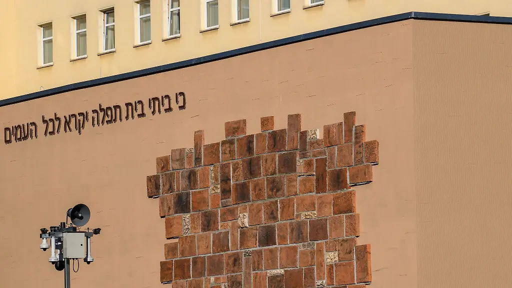 Die-Tora-ist-das-Herzstueck-juedischen-Glaubens-In-Magdeburg-wird-eine-neue-Torarolle-eingeweiht