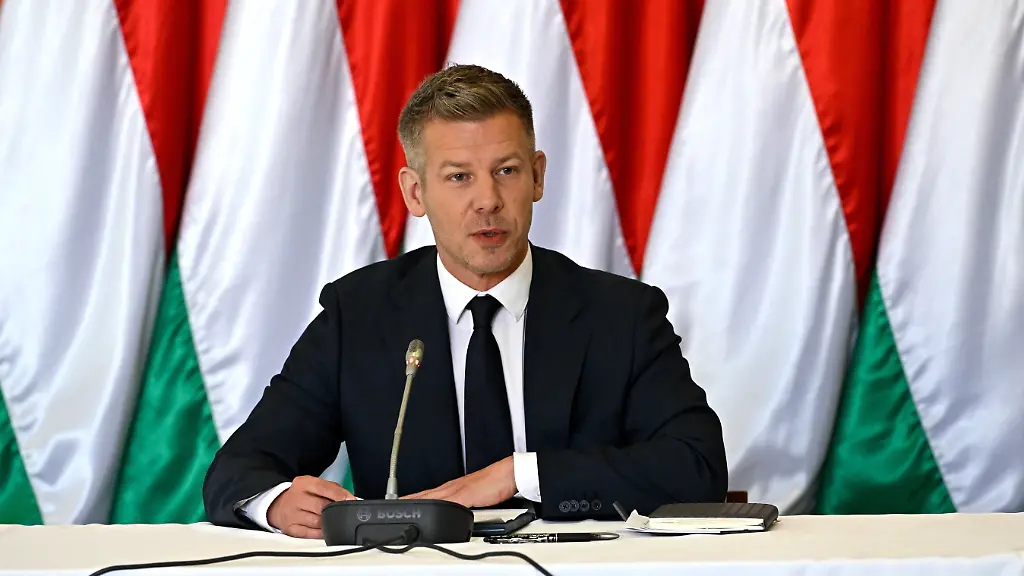 Der-ungarische-Ministerpraesident-Peter-Magyar-nimmt-an-der-ersten-auswaertigen-Kabinettssitzung-der-neuen-Tisza-Regierung-in-Opusztaszer-teil