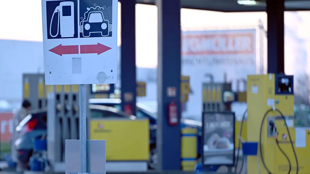 In-Bayern-hat-der-Auswertung-zufolge-rund-jede-vierte-Tankstelle-gegen-die-12-Uhr-Regel-verstossen-in-NRW-lediglich-knapp-jede-Siebte-Archivbild