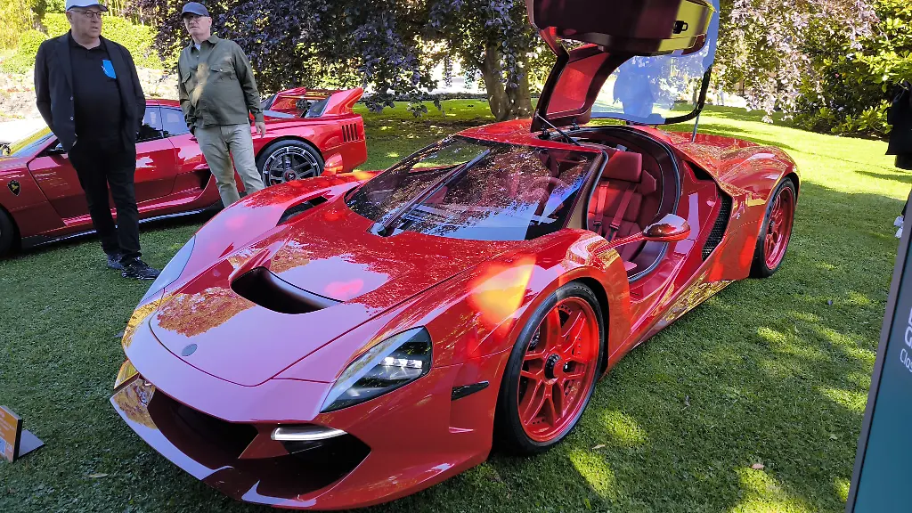 Im-Garten-Villa-d-Este-hat-Capricorn-im-Rahmen-des-Concorso-d-Eleganza-den-Zagato-01-Tutto-Rosso-vorgestellt