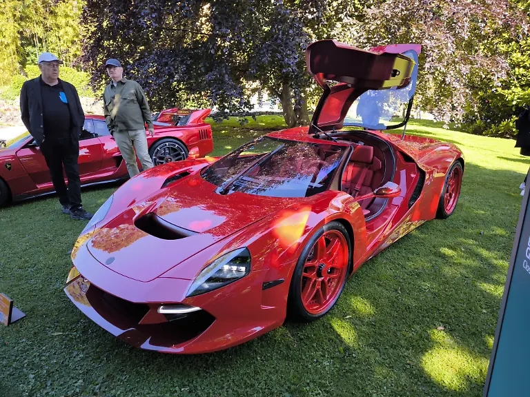 Im-Garten-Villa-d-Este-hat-Capricorn-im-Rahmen-des-Concorso-d-Eleganza-den-Zagato-01-Tutto-Rosso-vorgestellt