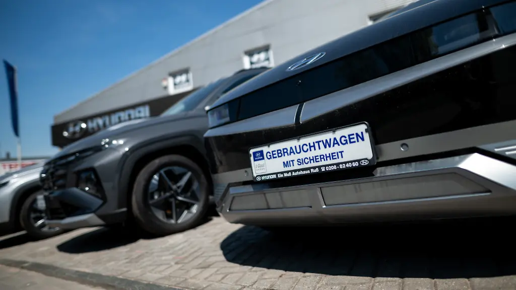 Ein-gebrauchter-Hyundai-Ioniq-Elektrowagen-steht-vor-einem-Autohaus-in-Oberhausen-auf-einem-Schild-steht-Gebrauchtwagen-mit-Sicherheit