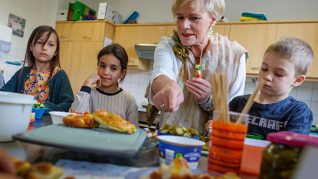 Bei-dem-neuen-Unterrichtsangebot-Lebenspraxis-fuer-Grundschulen-geht-es-auch-um-gesunde-Ernaehrung