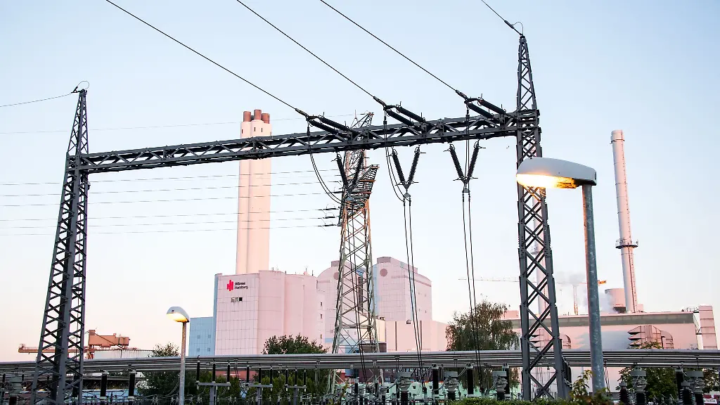 Die-Energienetze-erneuern-und-installieren-Leitungen-Umspannwerke-und-Schaltfelder