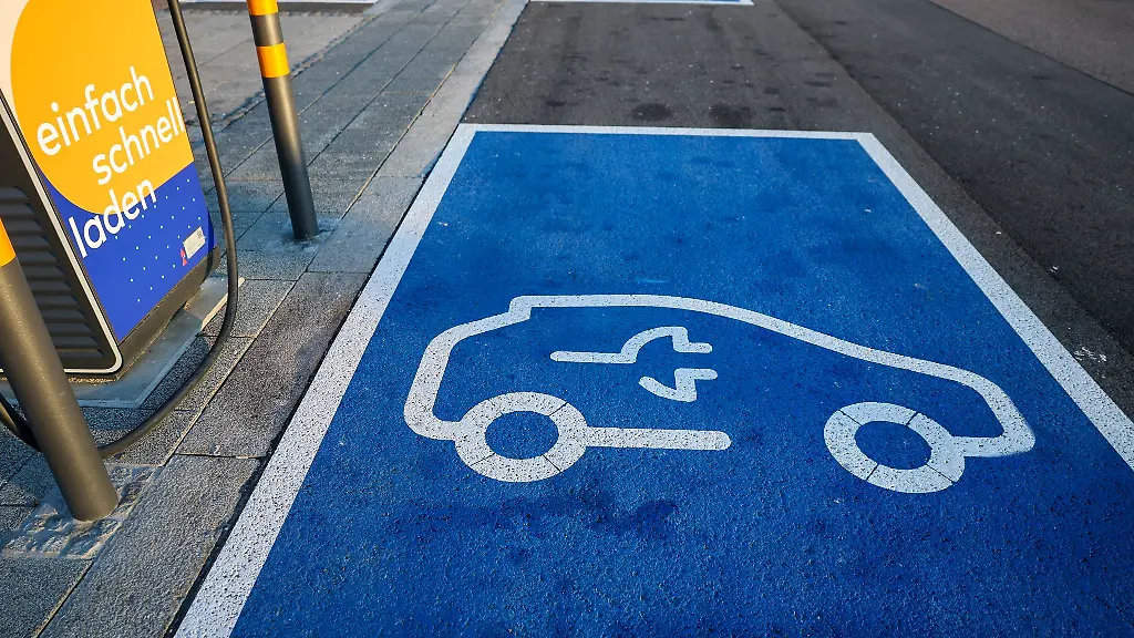 Mit-der-neuen-Foerderung-will-die-Bundesregierung-helfen-immer-mehr-Elektroautos-auf-die-Strasse-zu-bringen