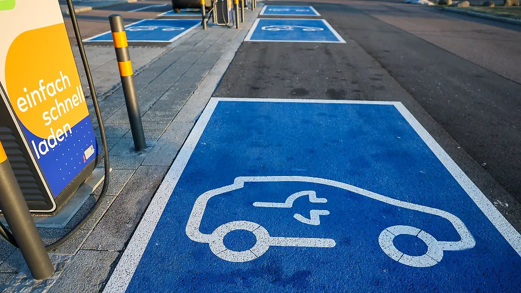 Mit-der-neuen-Foerderung-will-die-Bundesregierung-helfen-immer-mehr-Elektroautos-auf-die-Strasse-zu-bringen