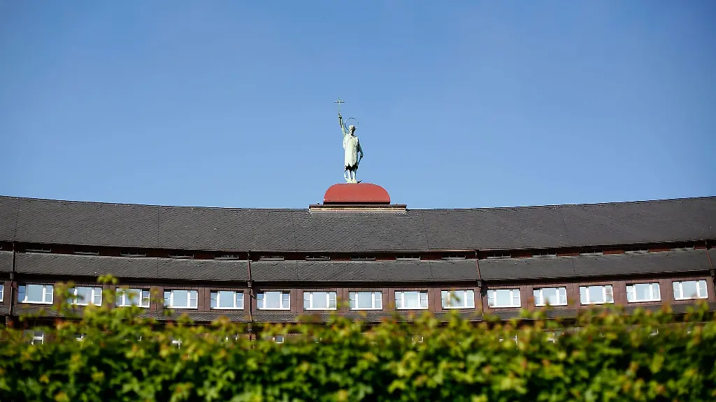 Ein-Baby-das-in-der-Helios-St-Johannes-Klinik-behandelt-wurde-wird-vermisst
