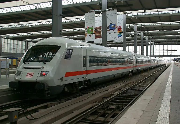 METropolitan_Zug_München_Hbf_Haupthalle_2011_04_11