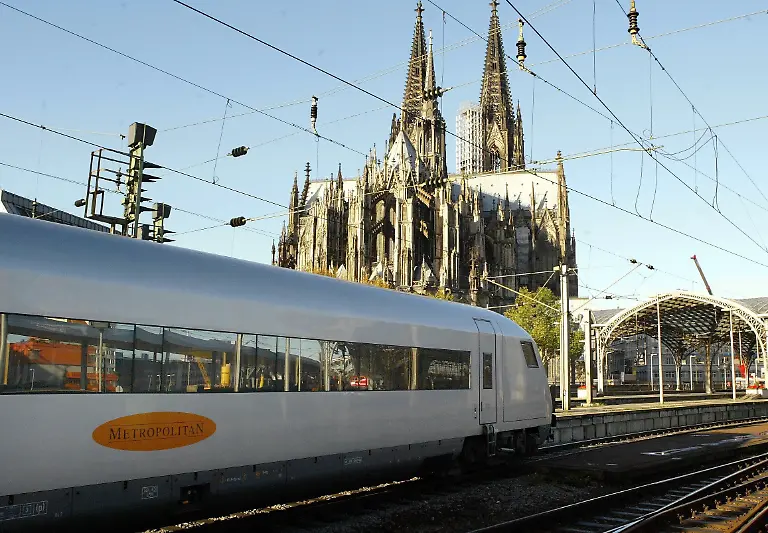 Der-Metropolitan-Zug-der-Deutschen-Bahn-AG-faehrt-am-Donnerstag-21-10-2004-in-den-Koelner-Hauptbahnhof-ein-Der-zwischen-Koeln-und-Hamburg-verkehrende-Komfortzug-Metropolitan-wird-von-der-Bahn-ausrangiert-Die-Zuege-deren-Ausstattung-von-Ledersitzen-bis-zur-Cocktailbar-reicht-koennen-mangels-Nachfrage-und-heftiger-Konkurrenz-aus-der-Luft-nicht-wirtschaftlich-betrieben-werden-Die-Verbindungen-zwischen-Koeln-und-Hamburg-koennten-in-das-normale-Netz-von-ICE-oder-Intercity-eingebunden-werden