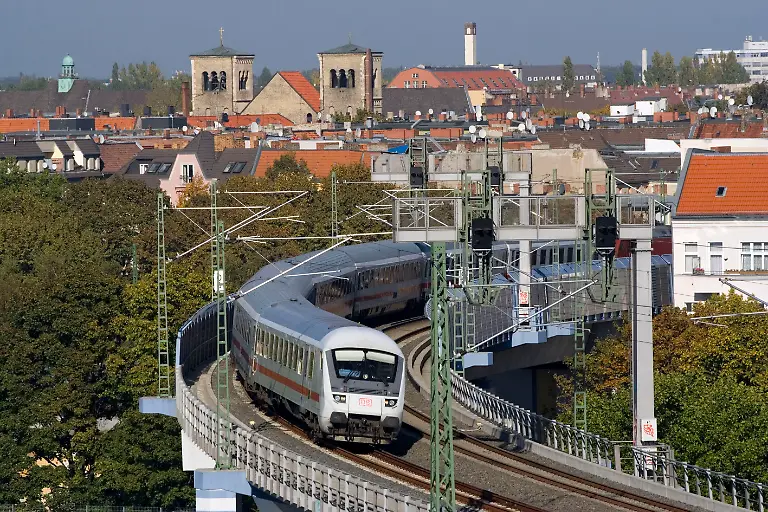 17-10-2006-Berlin-DEU-ICE-auf-der-Fahrt-durch-Berlin-BS0707146CARO
