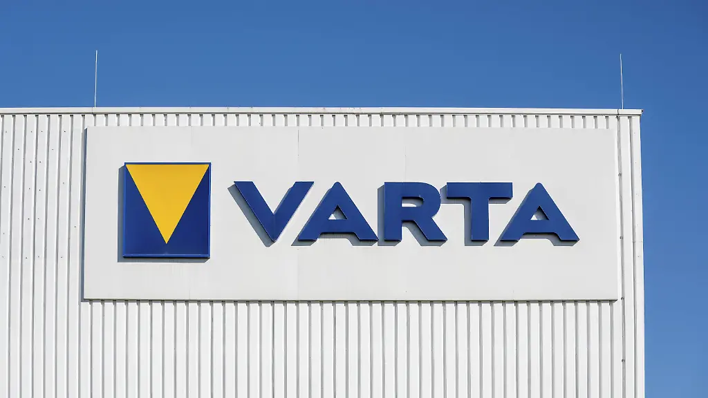 Firmenlogo-an-einem-Industriegebaeude-des-Batterieherstellers-Varta-Standort-Noerdlingen-Landkreis-Donau-Ries-Noerdlinger-Ries-Bayern-Deutschland-Company-logo-on-an-industrial-building-owned-by-battery-manufacturer-Varta-site-in-Noerdlingen-Donau-Ries-district-Noerdlinger-Ries-Bavaria-Germany-Copyright-imageBROKER-MarkusxKeller-iblmkl17338310